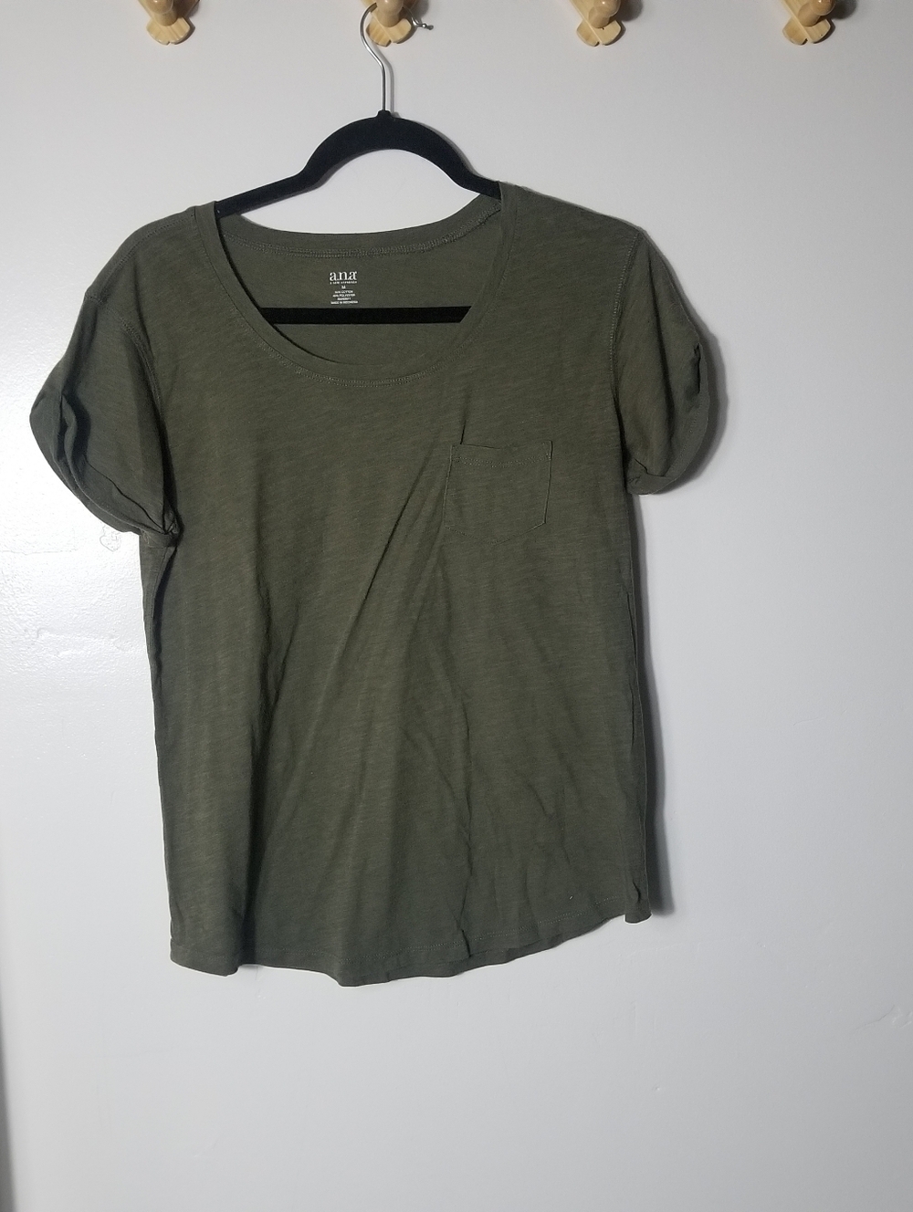 ANA WOMEN'S OLIVE GREEN POCKET TEE SIZE MEDIUM